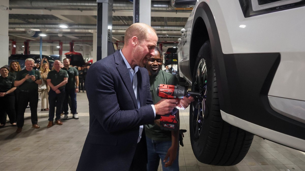 Prince William helping to fit an ENSO tyre on an electric vehicle.