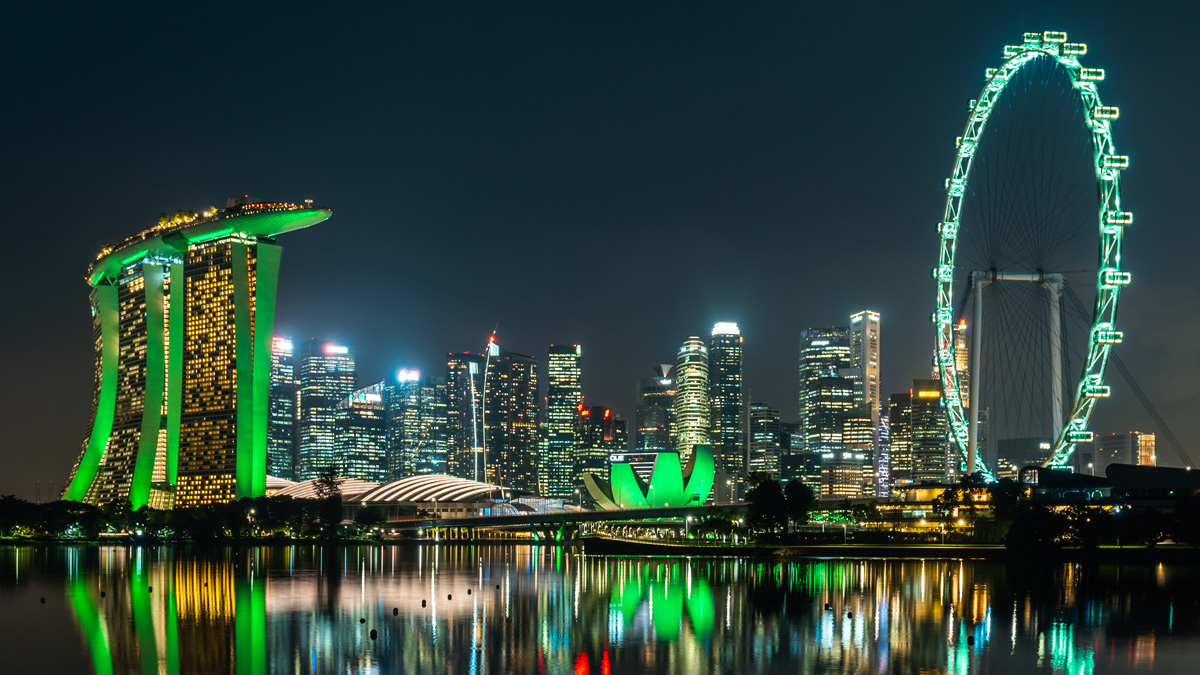 Marina Bay Sands, the ArtScience Museum and the Singapore Flyer all shine bright in green
