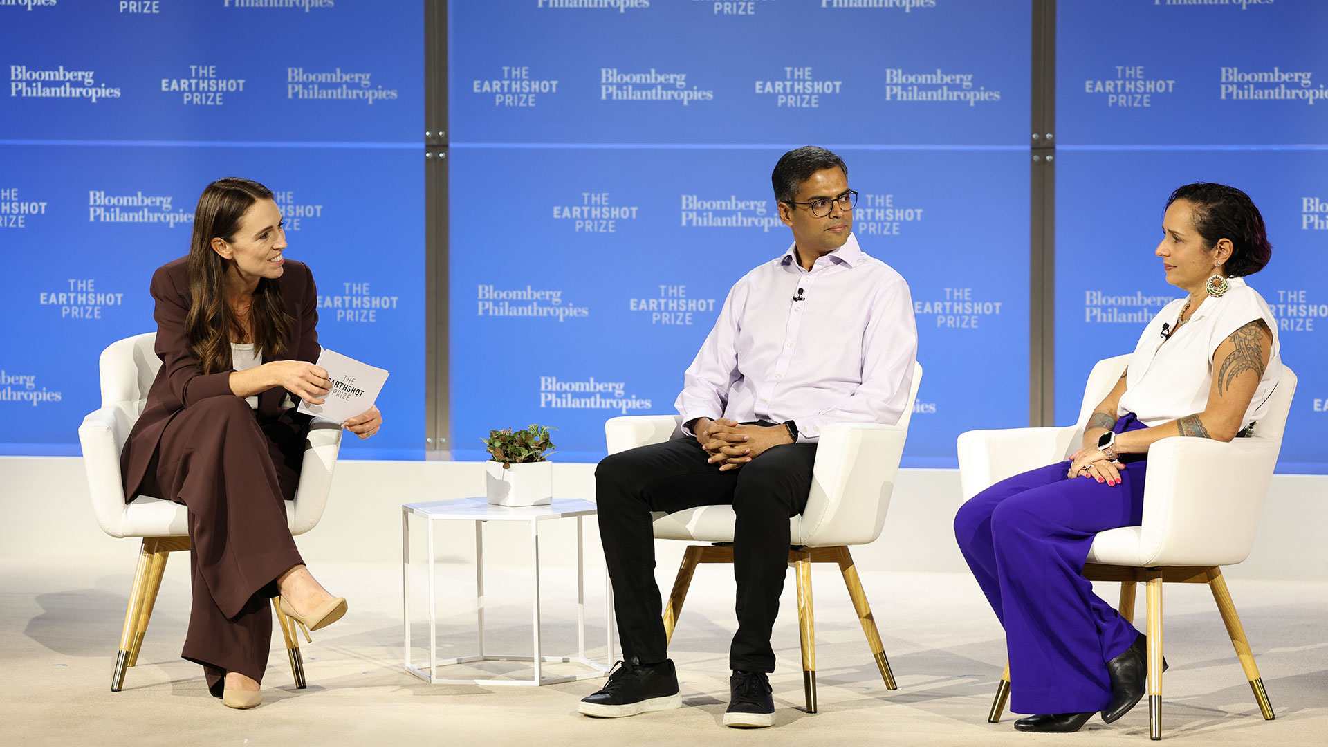 Larissa Hale, Co-Founder, Queensland Indigenous Womens Ranger Network and Kaushik Kappagantulu, Co-Founder, Kheyti chat with Jacinda Ardern, Trustee of The Earthshot Prize.