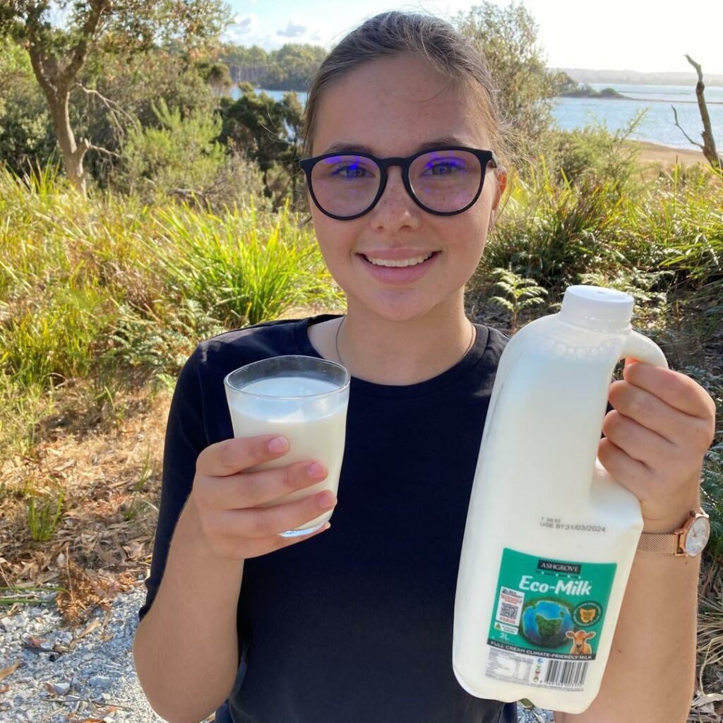Kid with eco milk