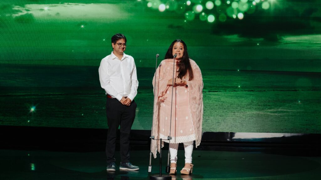 Nidhi Pant and Dr. Vaibhav Tidke accept the Earthshot Prize 2023