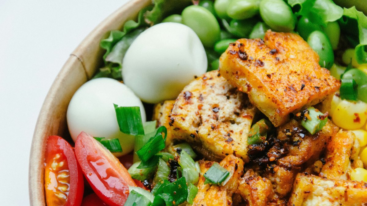 Plant-based protein sources featuring tofu, lentils, and nuts, highlighting an alternative to animal protein. Ideal for nutrition articles.